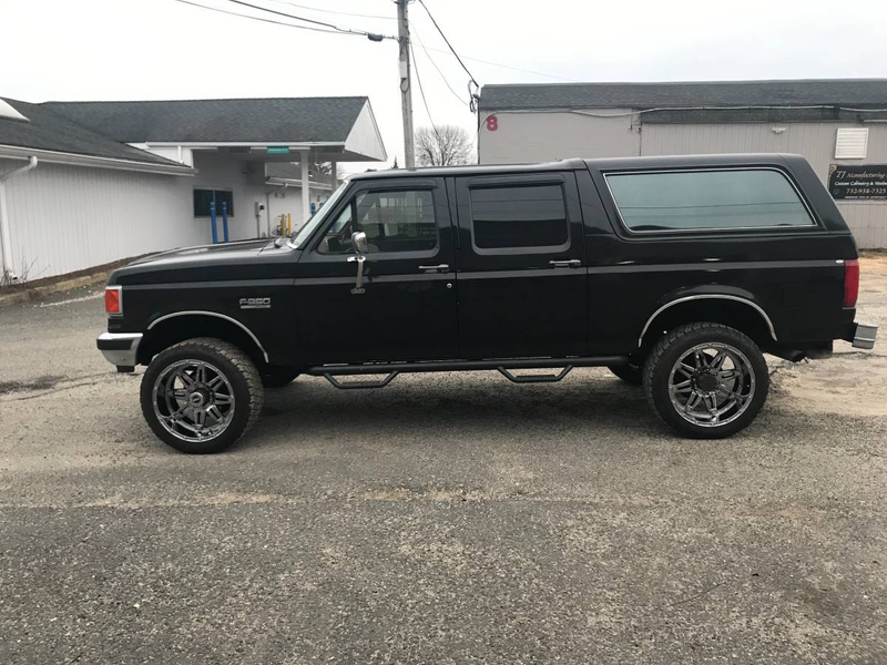 Illustration for article titled At $17,000, Could This 1990 Ford Bronco Magnum Get You To Buck The Bronco Two-Door Trend?